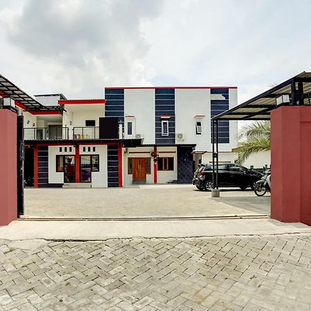 Super Oyo 3702 Homestay Bougenville Syariah Lamongan Экстерьер фото