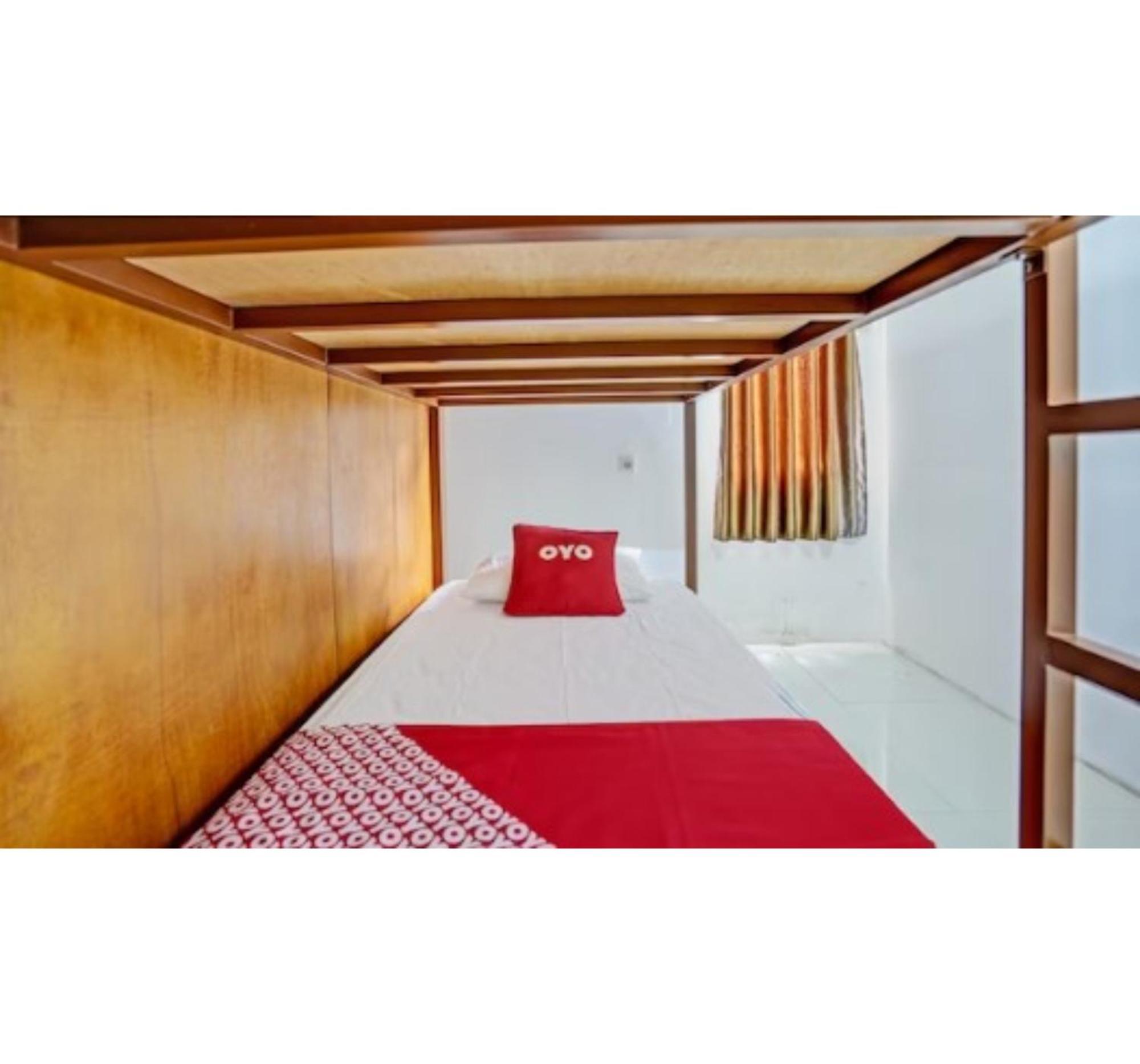Super Oyo 3702 Homestay Bougenville Syariah Lamongan Экстерьер фото