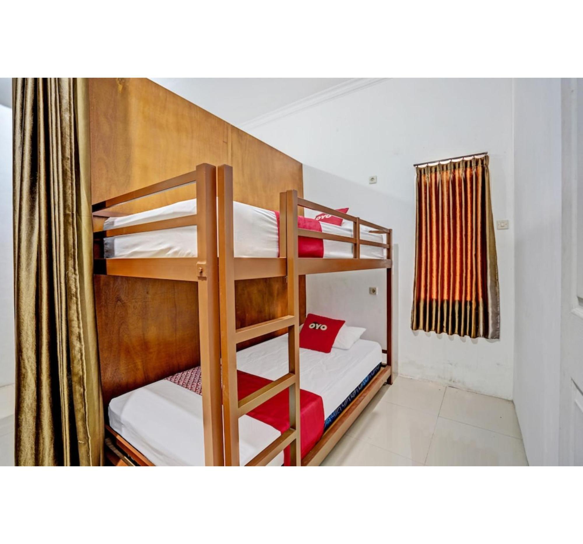 Super Oyo 3702 Homestay Bougenville Syariah Lamongan Экстерьер фото