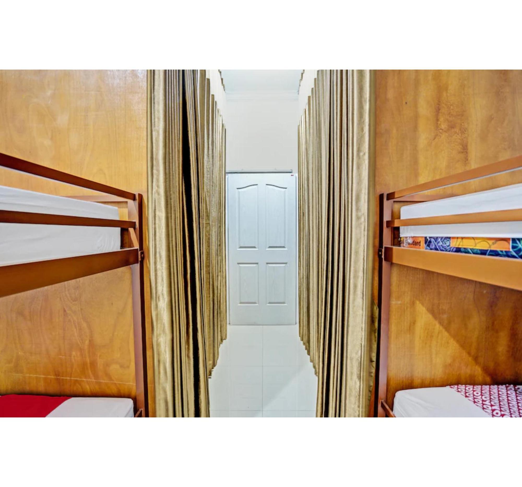 Super Oyo 3702 Homestay Bougenville Syariah Lamongan Экстерьер фото