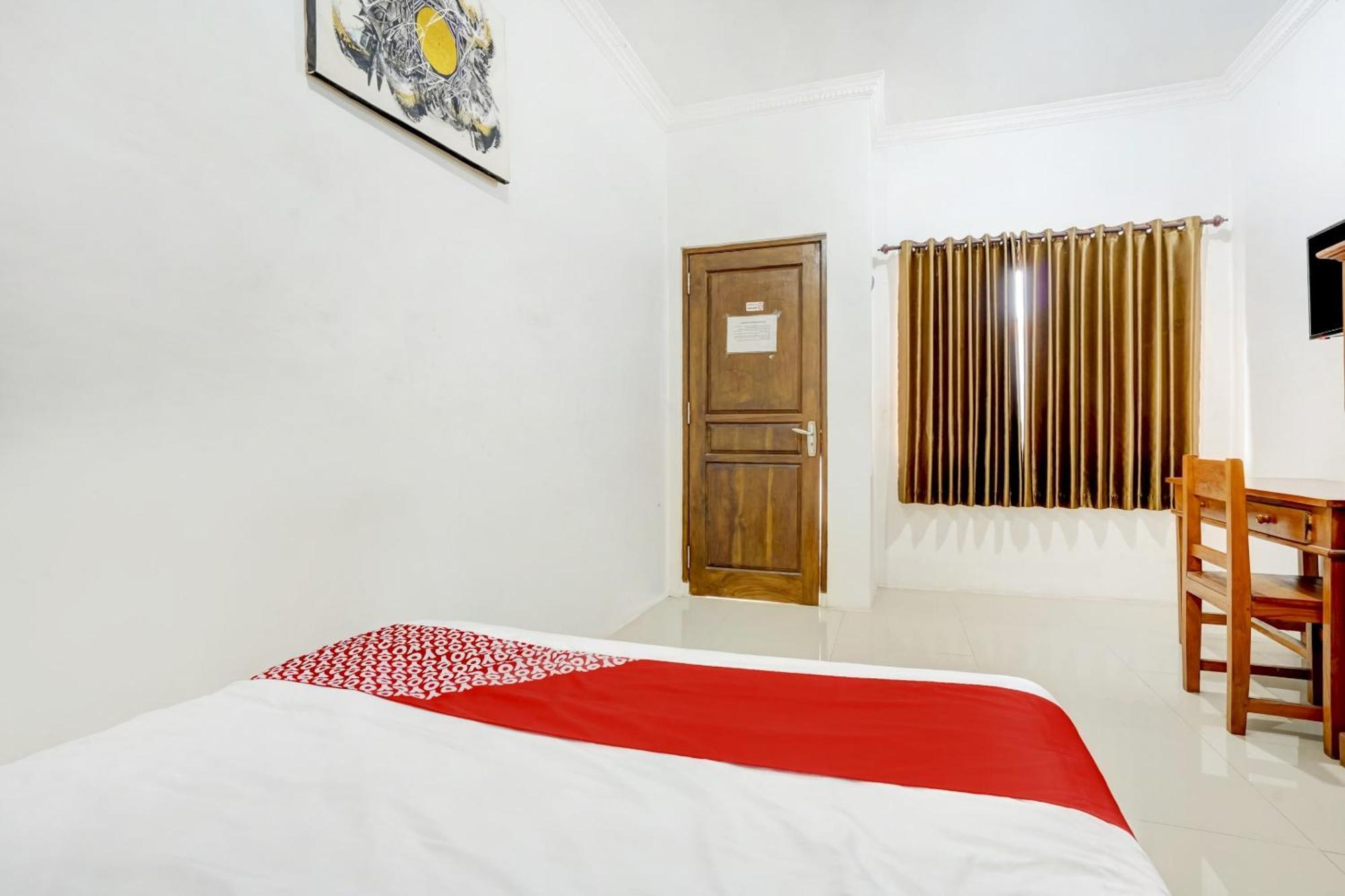 Super Oyo 3702 Homestay Bougenville Syariah Lamongan Экстерьер фото