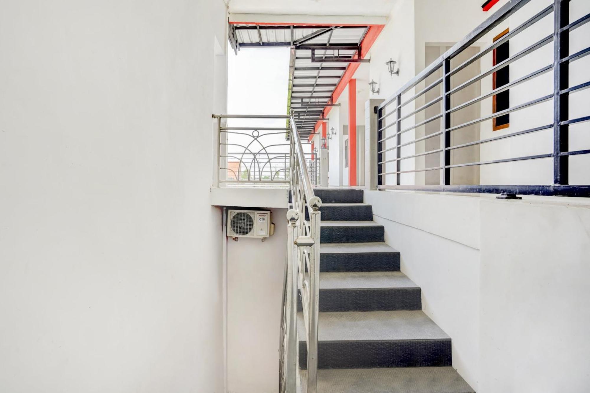 Super Oyo 3702 Homestay Bougenville Syariah Lamongan Экстерьер фото
