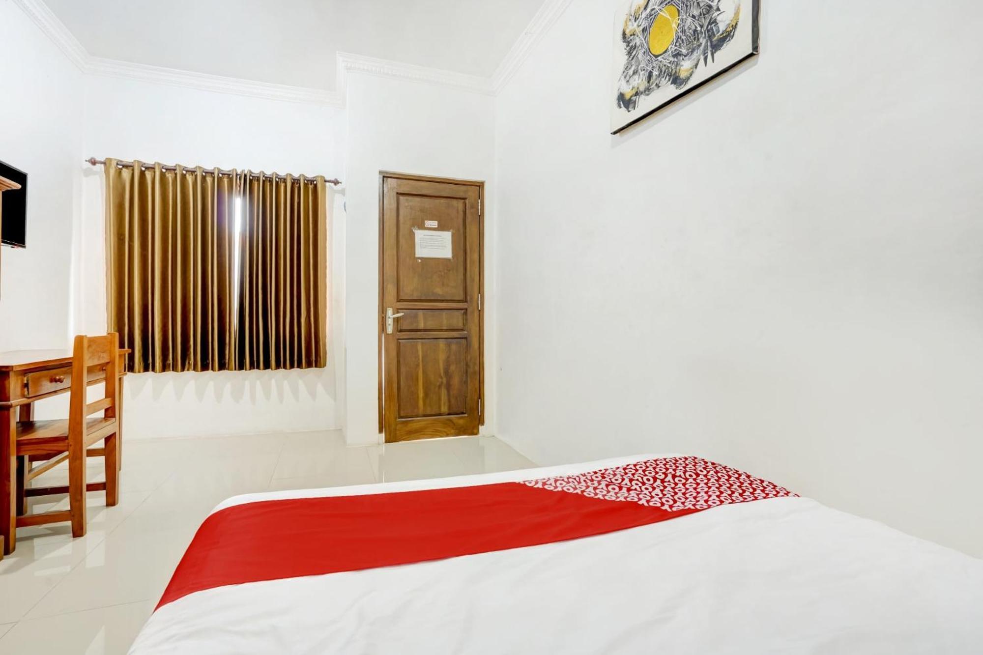 Super Oyo 3702 Homestay Bougenville Syariah Lamongan Экстерьер фото