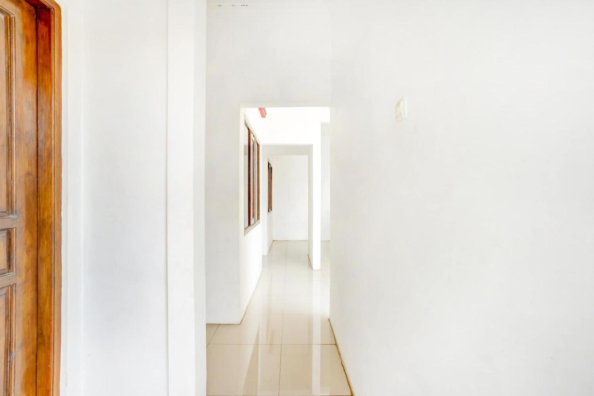 Super Oyo 3702 Homestay Bougenville Syariah Lamongan Экстерьер фото