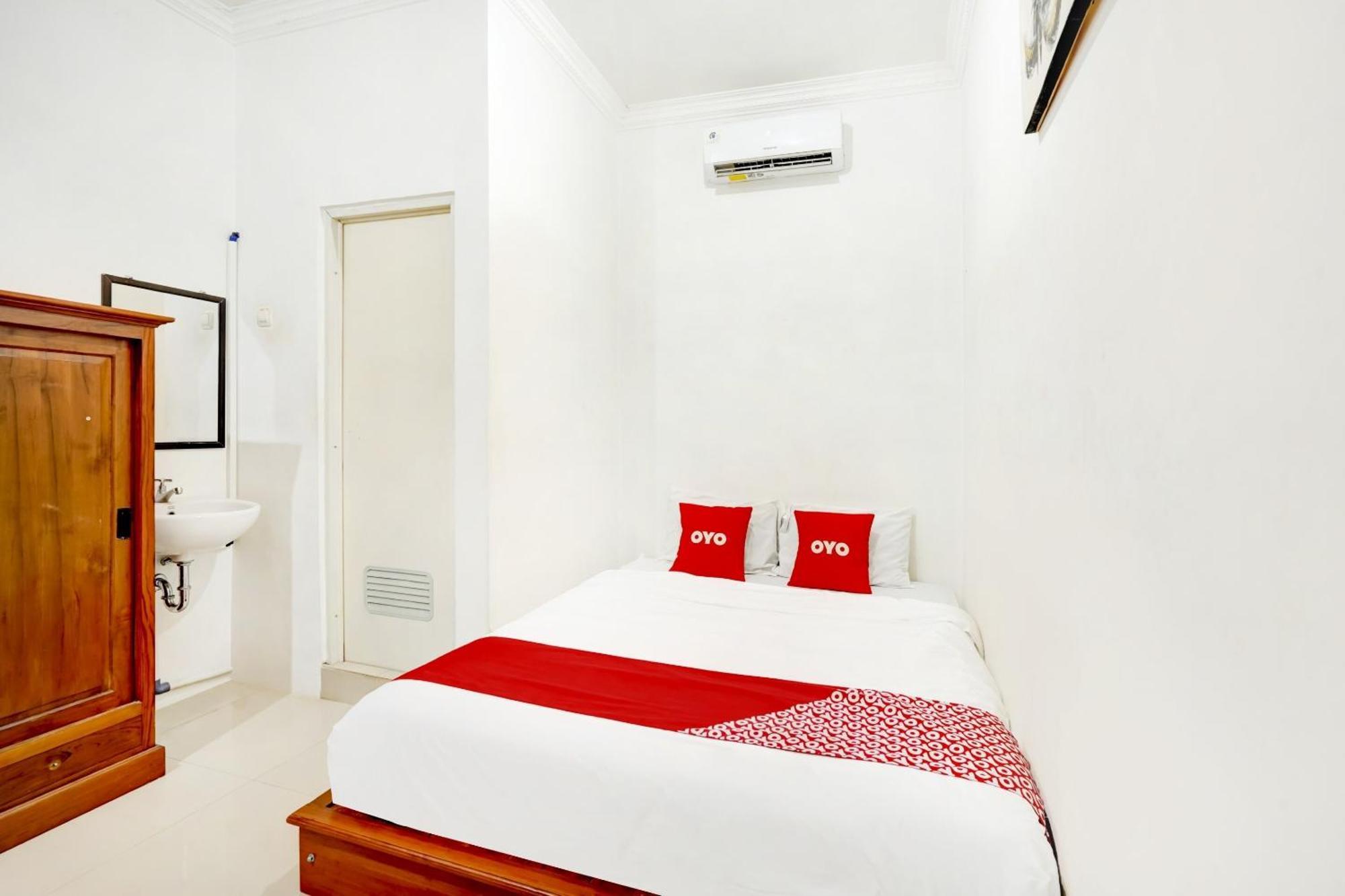 Super Oyo 3702 Homestay Bougenville Syariah Lamongan Экстерьер фото