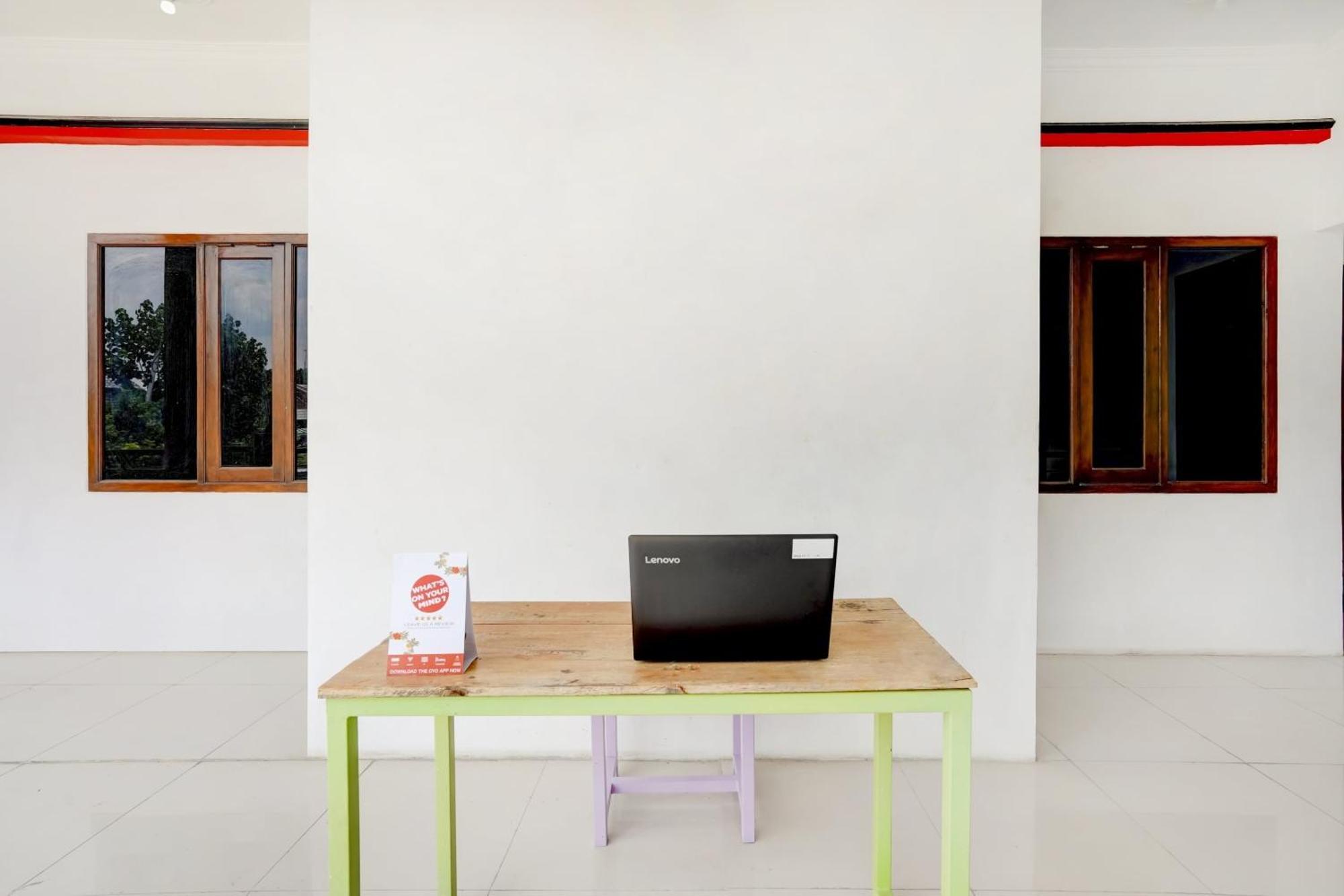 Super Oyo 3702 Homestay Bougenville Syariah Lamongan Экстерьер фото